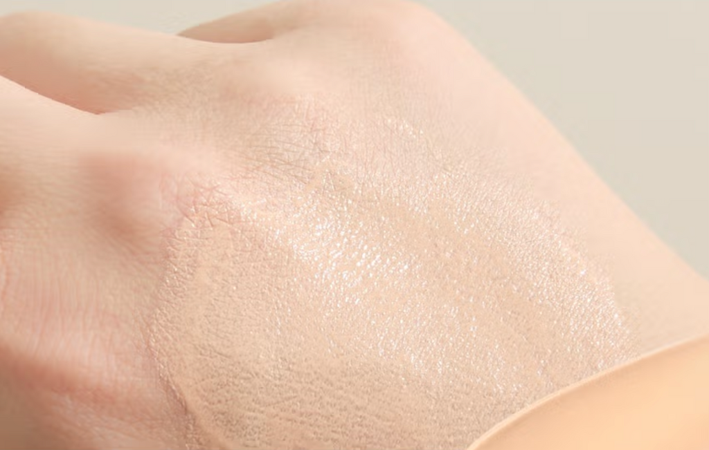 Eye cream texture swatch – hydrating brightening formula