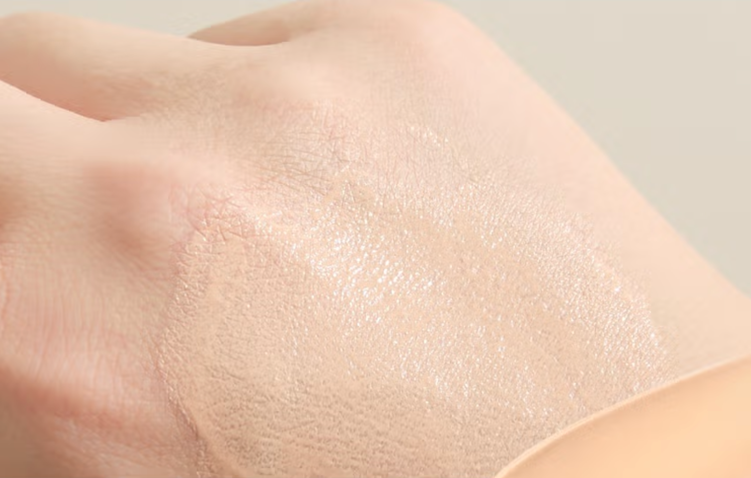 Eye cream texture swatch – hydrating brightening formula